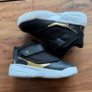 Nike Jordan Kids Black and Gold Sneakers 7c
